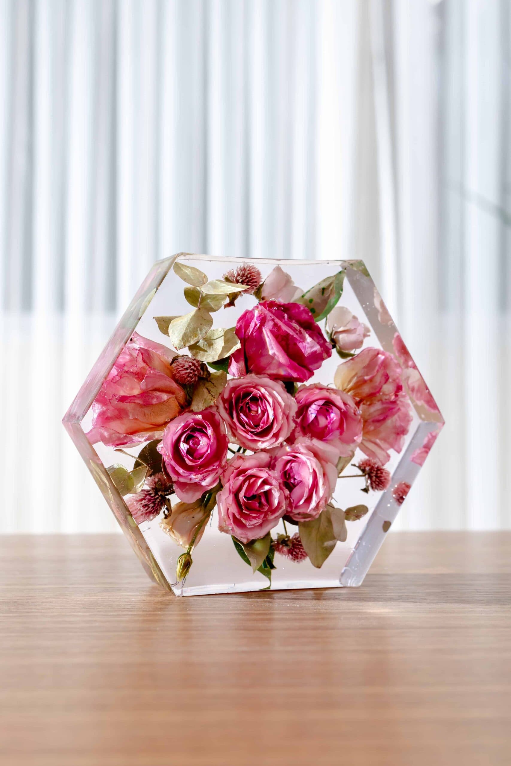 Flores preservadas em uma peça artesanal TileArte