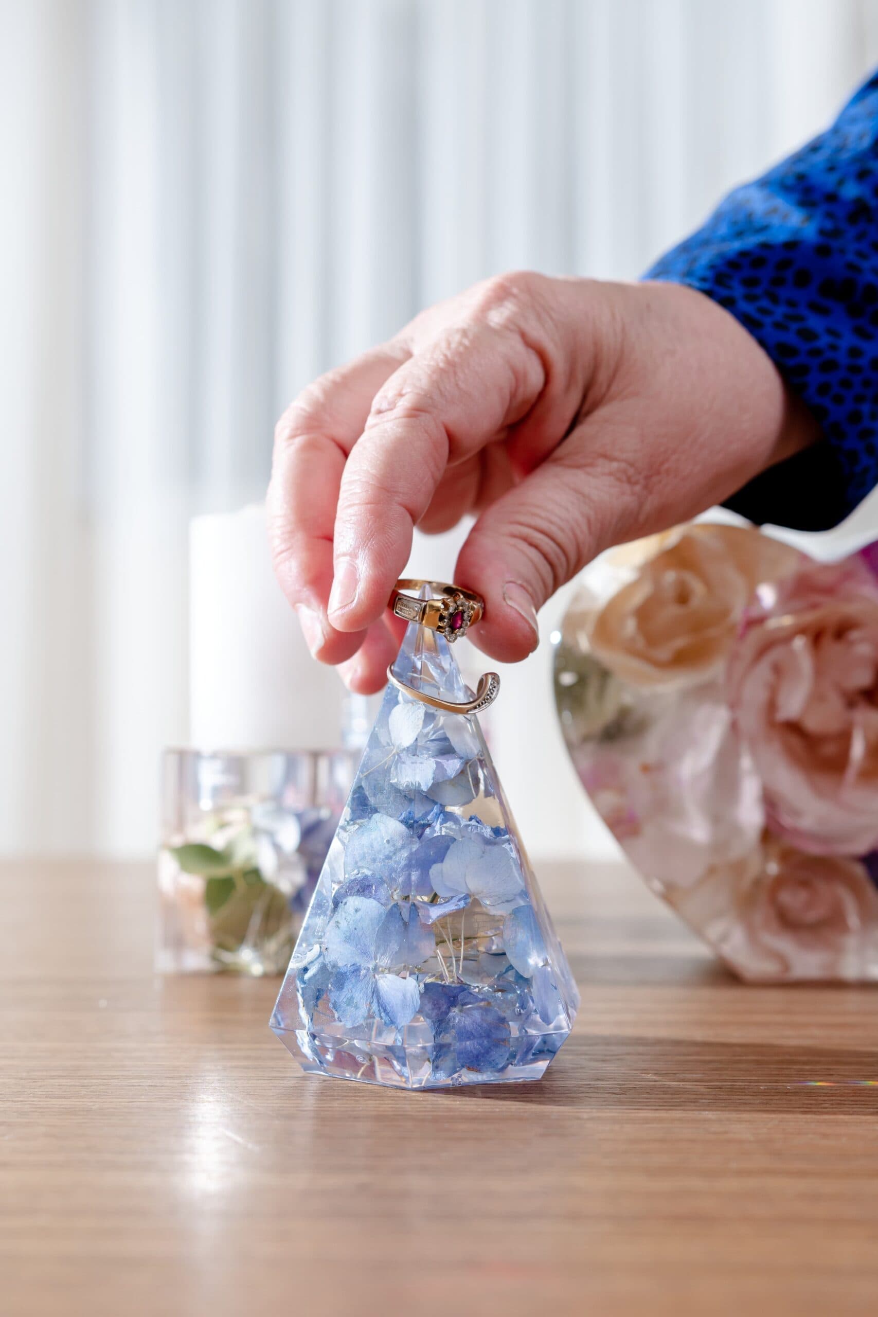 Peça da Linha Presente com flores azuis preservadas